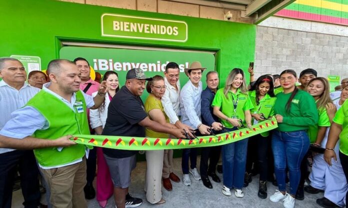 #Empalme Empalme avanza con la apertura de nueva tienda Bodega Aurrera; tienda que con una inversión de 124 millones de pesos y la generación de 60 empleos directos e indirectos, fue inaugurada hoy.
