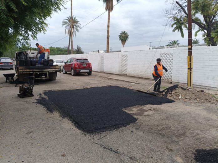 Refuerza Ayuntamiento de Hermosillo mantenimiento en vialidades; con 19 cuadrillas activas, el Gobierno Municipal trabaja de manera permanente en mejorar la movilidad y seguridad de las vialidades de la ciudad.