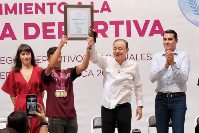 #Hermosillo Premia Gobernador Durazo con becas a medallistas de los Juegos Deportivos Nacionales de Educación Básica; entregA estímulos económicos a 139 atletas y entrenadores, por un monto de 5 millones 718 mil pesos, en reconocimiento a su esfuerzo y desempeño en las competencias Nacionales Escolares de Educación Básica.