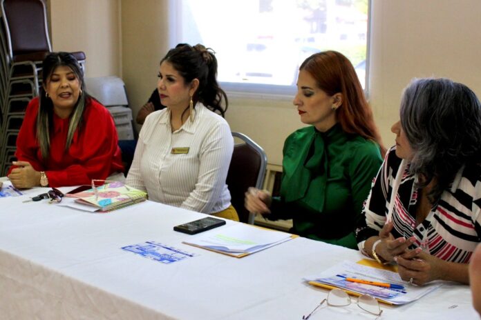 Reunión de análisis de la prevención de la violencia familiar y de género; asisten Protección Civil, representantes de diversas asociaciones y dependencias municipales relacionadas con la protección a la ciudadanía y derechos humanos.