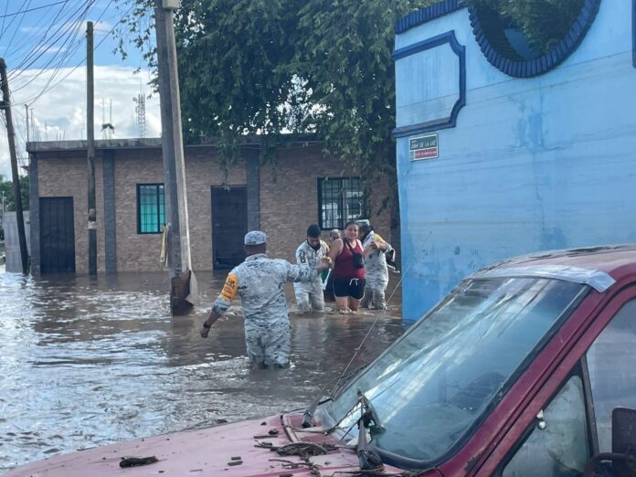 #Nacional Implementan el Plan DN-III-E por ‘Priscila’, en Veracruz; en Poza Rica y Tuxpan se intensifica el desalojo de domicilios inundados por las tormentas tropicales y el traslado de personas a refugios temporales.