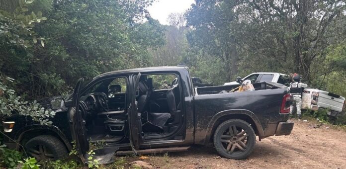 #Nacional Tras enfrentamiento con civiles aseguran un arsenal en Michoacán; los agresores huyeron, dejando abandonadas cinco camionetas.