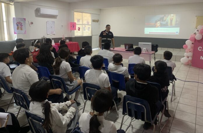 Alertan sobre las consecuencias de la violencia digital a jóvenes de SLRC y Hermosillo; representantes del Gobierno de Sonora recorren planteles educativos para advertir sobre las consecuencias legales y los riesgos a los que se exponen.