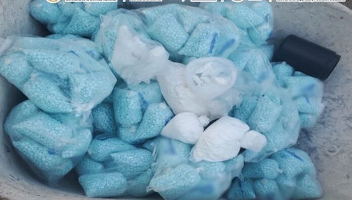 Aseguran 211 mil pastillas de fentanilo y 500 kg de metanfetamina en Culiacán; la droga fue localizada ayer lunes en el interior de un vehículo, y tiene un valor de aproximadamente 246 millones de pesos.