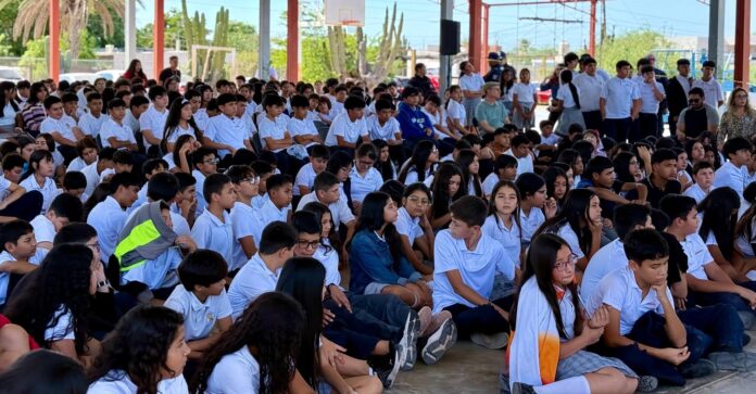 #Empalme Llevan mensaje de prevención a estudiantes de la Telesecundaria “El Sahuaral”; bajo el lema “Sé Diferente, Más Salud, Menos Adicciones”, estuvo dirigida a más de 500 alumnos del plantel.