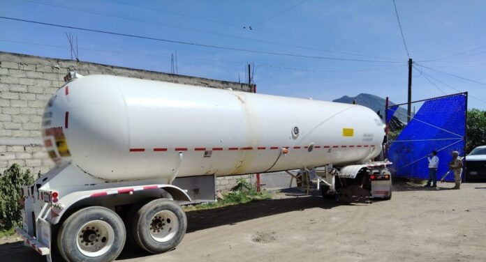 #Nacional Hallan centro clandestino de distribución de combustible robado; aseguran toma clandestinas, 3 pipas, 4 semiremolques-cisternas, así como 40 mil litros de 'huachicol'.