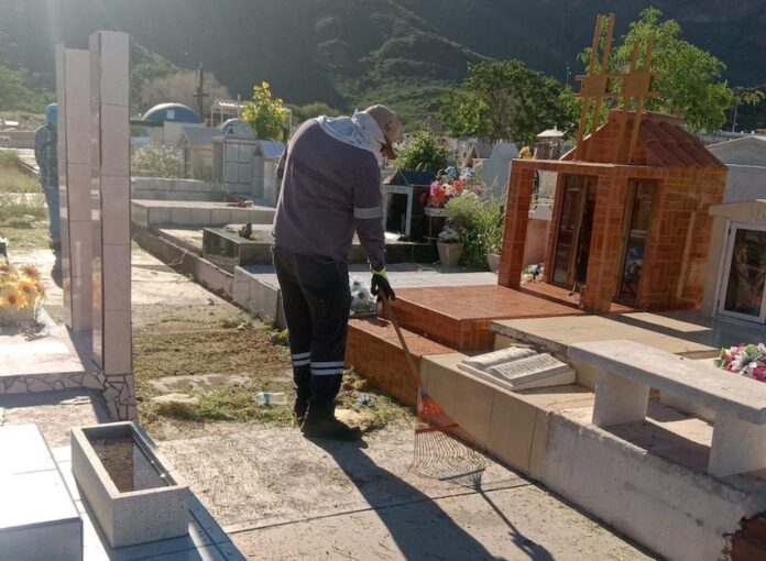 Avanza Ayuntamiento de Guaymas limpieza en cementerios; se busca estén en óptimas condiciones para la próxima celebración del Día de Muertos.