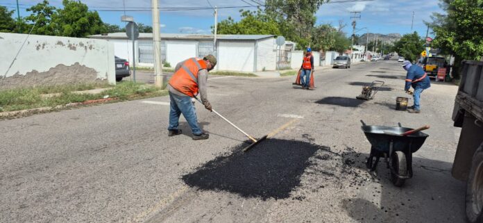 Continúa Ayuntamiento de Hermosillo jornadas de bacheo de día y noche; Tanto en vialidades principales como en colonias de distintos sectores.