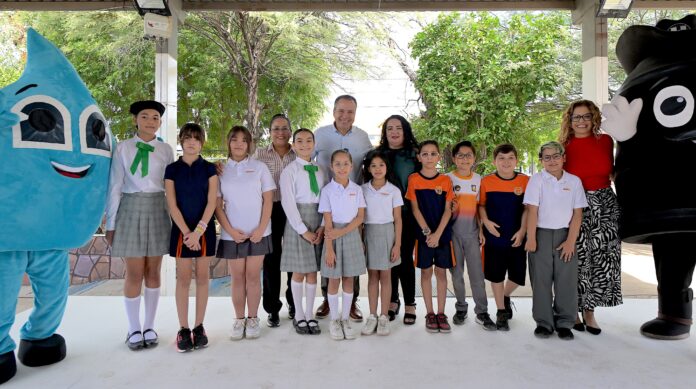 Entrega Toño Astiazarán primer distintivo CUIDA a Escuela Primaria Club de Leones #2; la escuela se convirtió en la primera en recibir este reconocimiento que la distingue como una institución comprometida con el cuidado del agua.