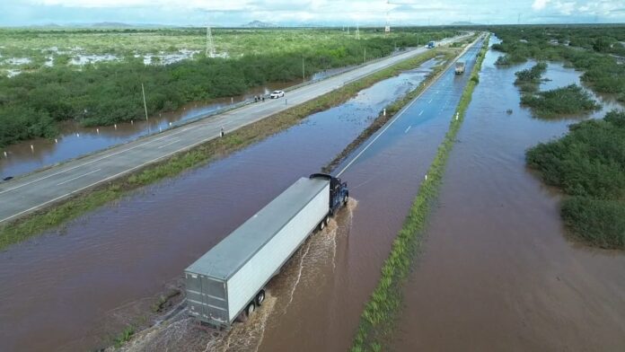 #Hermosillo Continúa la evaluación y atención de daños tras las lluvias que deja “Raymond” en Sonora; el Gobierno de Sonora, a través de la Coordinación Estatal de Protección Civil y en colaboración con los tres niveles de gobierno.
