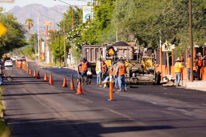 Supervisa Toño Astiazarán mantenimiento mayor en calle Olivares; como parte de las acciones permanentes de mantenimiento a vialidades se realizan los trabajos en fin de semana para aprovechar que se reduce el tráfico en el tramo.