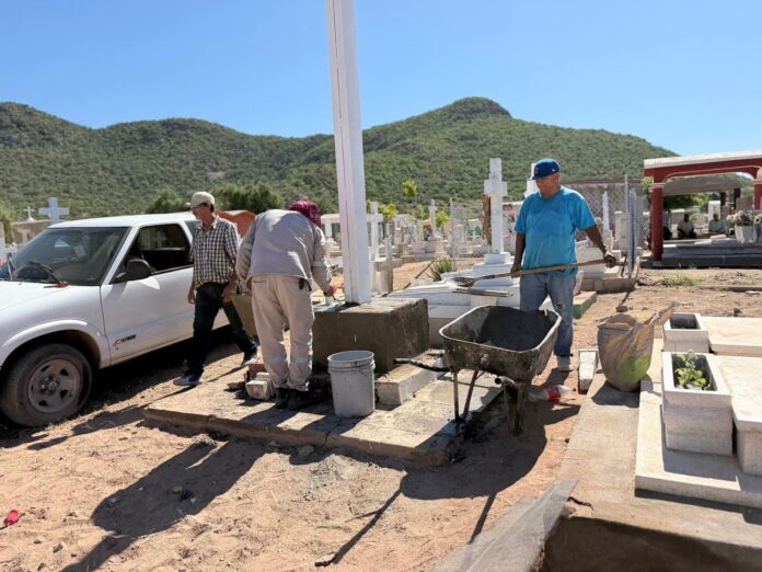 Realizan trabajos de limpieza y mantenimiento en el panteón municipal; en atención a las indicaciones del alcalde Luis Fuentes Aguilar.