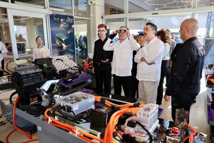 #Hermosillo  Gobernador Durazo comienza en Sonora la nueva era de la industria automotriz mexicana; mandatario estatal reafirma su compromiso con la formación de talento sonorense, al destacar la implementación del modelo de Educación Dual que permitirá a estudiantes del Instituto Tecnológico de Hermosillo (ITH) participar en el proceso de manufactura del vehículo, fortaleciendo sus capacidades en sectores estratégicos como la electromovilidad, los semiconductores y las energías renovables.
