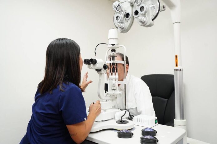 Beneficia Gobernador Durazo a más de 87 mil derechohabientes de Isssteson con Clínica de Oftalmología en Hermosillo; con tecnología de vanguardia y personal especializado para reforzar la atención médica en beneficio de más de 87 mil derechohabientes, el gobernador Alfonso Durazo Montaño inauguró la nueva Clínica de Oftalmología del Isssteson en Hermosillo.