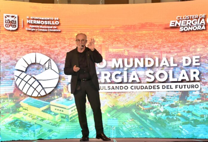 Ofrece urbanista Carlos Moreno concepto de