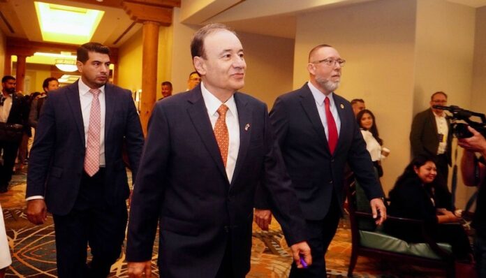 #CDMX Lidera Gobernador Durazo en transición energética; presenta ante empresarios de Arizona modelo del Plan Sonora; el proyecto del Gobierno de Sonora para el uso de energías limpias, fue presentado a una delegación de aquel estado Arizona, encabezada por la gobernadora Katie Hobbs, interesados en invertir en el aprovechamiento de fuentes energéticas renovables para el crecimiento industrial y económico en la entidad.