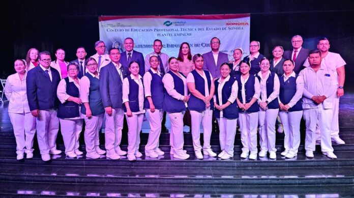 Emotiva ceremonia de imposición de cofias a estudiantes de enfermería; asistieron al evento 127 alumnos del CONALEP, quienes ahora se incorporarán a diferentes hospitales para sus prácticas profesionales; enhorabuena, muchas felicidades y suerte.
