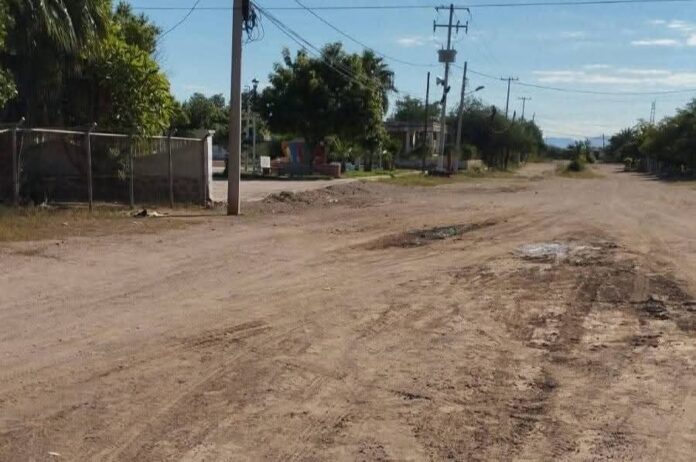 #Guaymas Claman por rehabilitación de calles en poblado de Ortiz; algunas de ellas se encuentran intransitables, señalan vecinos del lugar.