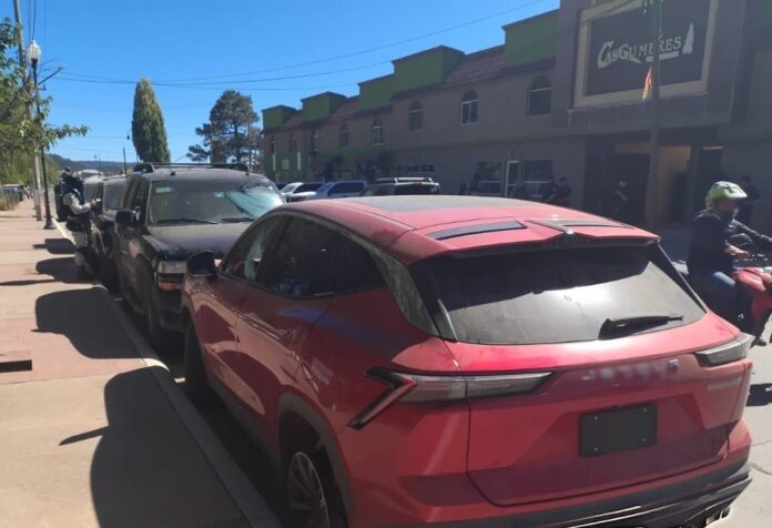 #chihuahua Detienen a mujer con fusiles de asalto y droga; en operativo aseguran además cinco vehículos robados.