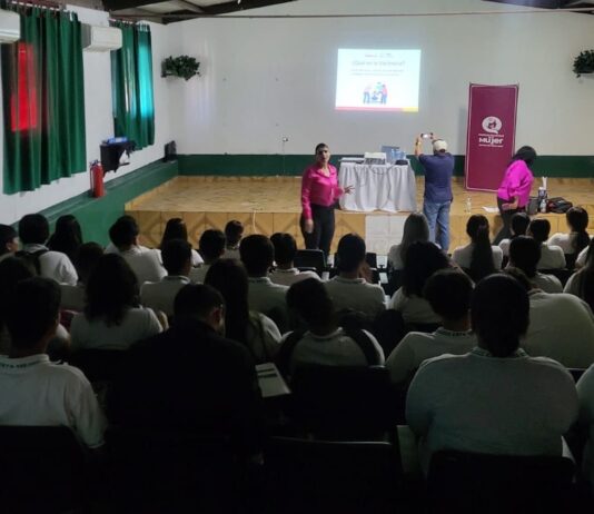 Brinda Ayuntamiento plática sobre concientización del cáncer de mama