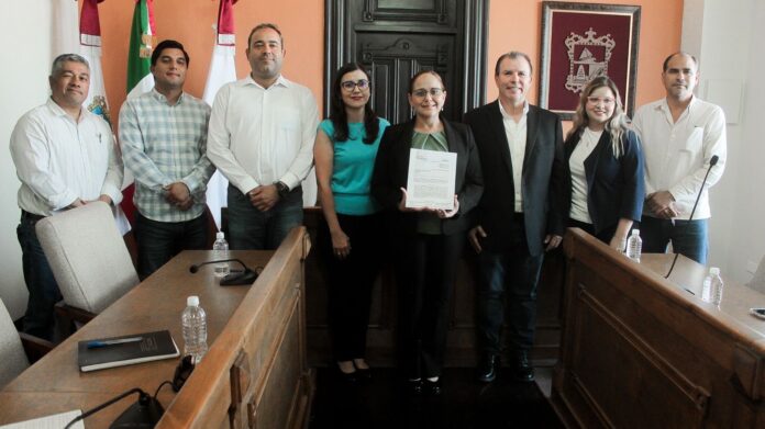 #Guaymas Recibe doctora Karla Córdova González la Licencia Ambiental Integral del Relleno Sanitario; para fortalecer las acciones sustentables y avanzar en los compromisos ambientales del municipio.