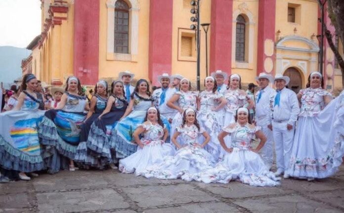 #Guaymas Guaymas presente en el II Festival Nacional de Folklore, en Chiapas; el Ballet Tenabaris, bajo la dirección del maestro Rafael García Valenzuela, representa con orgullo a Sonora.
