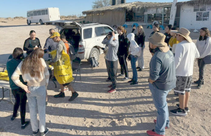 #Hermosillo  Se suman alumnos del Cobach a jornada internacional de limpieza de costas; como parte de su formación de compromiso con el medio ambiente.