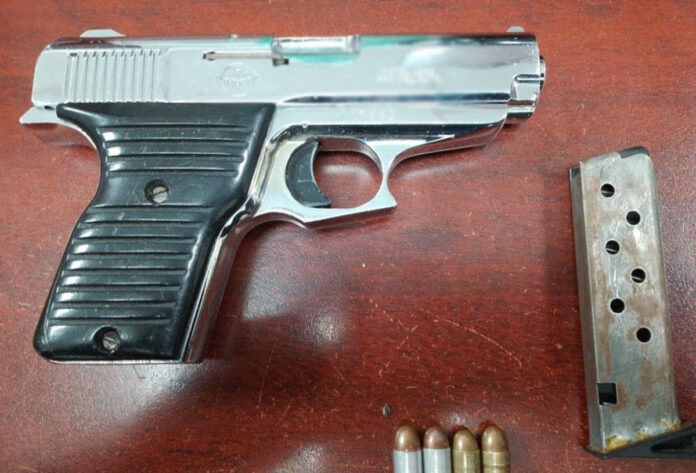 #Nogales Detienen a hombre armado en Nogales; durante operativo policial le aseguraron dos pistolas y más de 600 envoltorios con narcótico.
