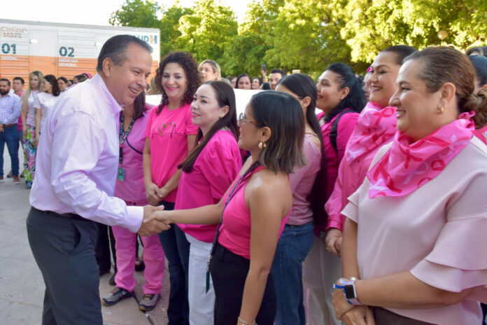 Llama Toño Astiazarán a hacer conciencia en la conmemoración del Día Mundial de la Lucha contra el Cáncer de Mama; personal del Gobierno Municipal realizó un lazo en la explanada frente al Palacio Municipal.