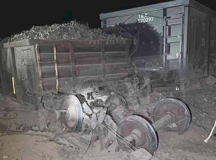 #Caborca Descarrila tren carguero en Caborca; a la altura del cruce de la mina ‘La Herradura’; algunos vagones quedaron fueras de los rieles.