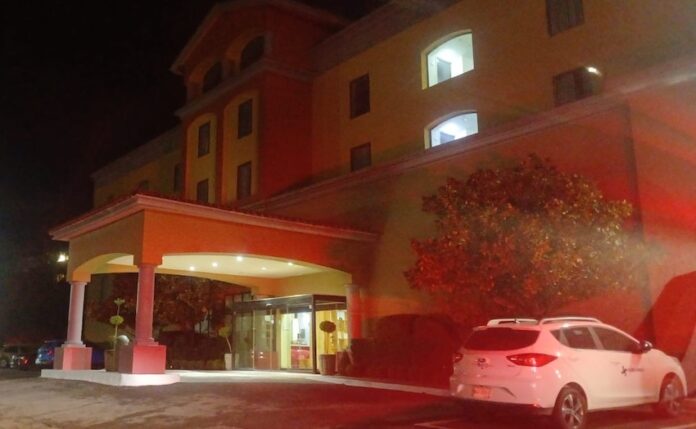 #Nogales Se intoxican 19 huéspedes de un hotel, con monóxido de carbono; 6 son menores de edad; fue en el Fiesta Inn, de Nogales, por una falla en el sistema de calefacción.