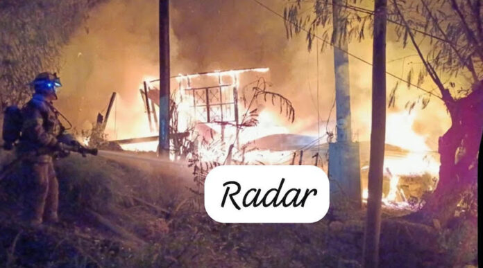 Familia se salva milagrosamente al incendiarse su casa, en la madrugada; matrimonio y su hijo se hallaban dormidos cuando la vivienda comenzó a arder, hecho ocurrido en la colonia El Rastro.