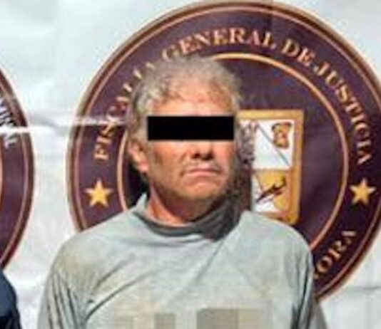 Roció con gasolina a su ex esposa, amenazándola con prenderle fuego