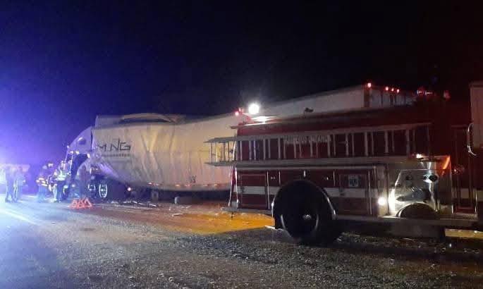 #Nogales Muere trailero en accidente carretero; fue un choque entre tres unidades, una de las cuales transportaba Coca-Cola, y la gente aprovechó para hacer ‘rapiña’.