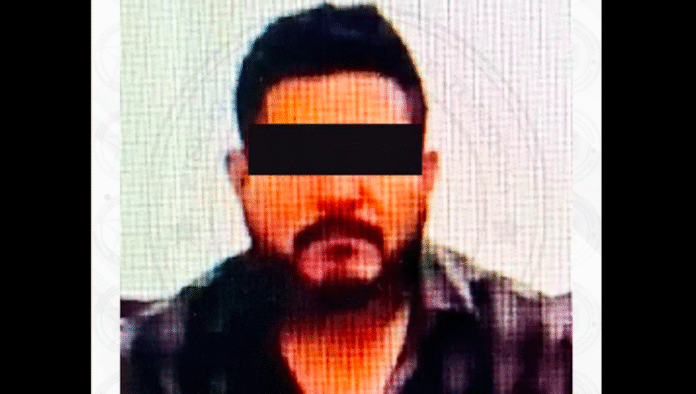 #Guaymas Detenido con un micrófono de sistema de sirena utilizado en vehículos de emergencia; equipo exclusivo de corporaciones oficiales como seguridad pública y bomberos, por lo que un Juez lo ha vinculado a proceso, por el delito de atentado contra la seguridad de la comunidad.