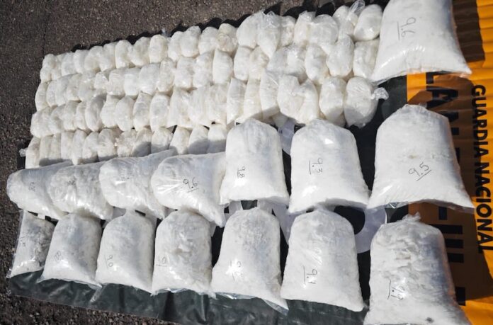 #Etchojoa Aseguran 200 kilos de metanfetamina, en Etchojoa; fue hallada por militares en doble fondo de una camioneta, cuyo conductor logró darse a la fuga.