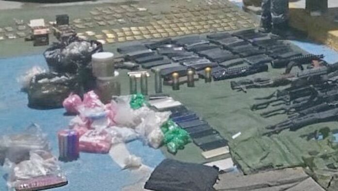 #Nacional Detienen a miembros de grupo delincuencial con arsenal y droga; un total de cinco sujetos puestos a disposición del Ministerio Público.