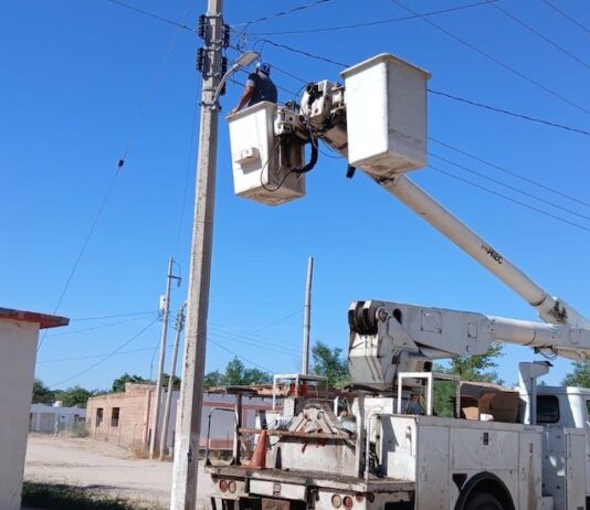 Continúa Ayuntamiento de Guaymas con la instalación de lámparas