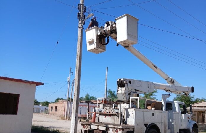 #Guaymas Continúa Ayuntamiento de Guaymas con la instalación de lámparas; como parte del compromiso de la presidenta municipal, doctora Karla Córdova González, de fortalecer la seguridad y contribuir a la reconstrucción del tejido social.