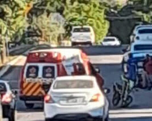 Motociclista embestido por un vehículo sigue luchando por su vida