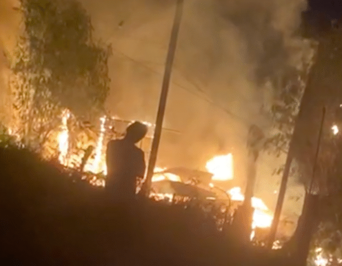 #Guaymas Piden ayuda para familia que lo perdieron todo al incendiarse su casa; lamentable siniestro ocurrido la madrugada de este día jueves en El Rastro; teléfono 622 112 63 41.0