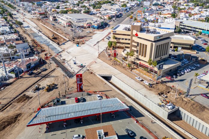 Paso a desnivel Colosio Solidaridad presenta un avance del 80%; actualmente trabajan en pavimentaciones, cables subterráneos y embellecimiento de camellones.