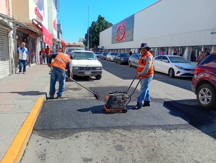Realizará Ayuntamiento de Hermosillo jornada de bacheo en sectores Norte y Sur durante esta semana; cuadrillas municipales llevarán a cabo trabajos de bacheo en vialidades principales y colonias de ambos sectores de la ciudad.