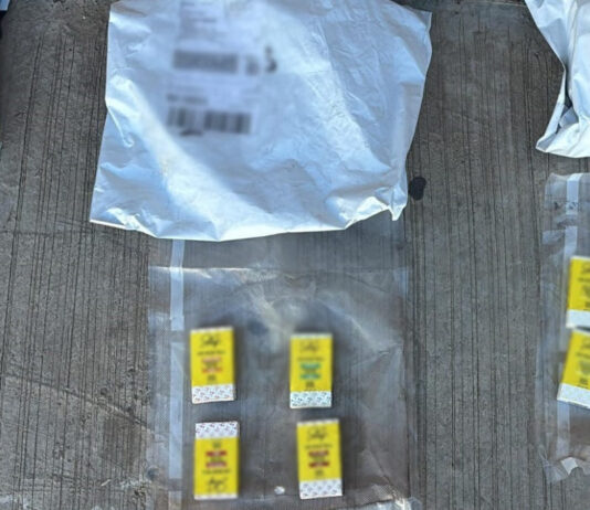 Aseguran vapeadores en empresa de paquetería