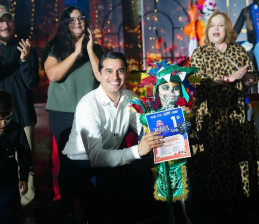 Premian a ganadores de concurso de altares, catrinas y catrines