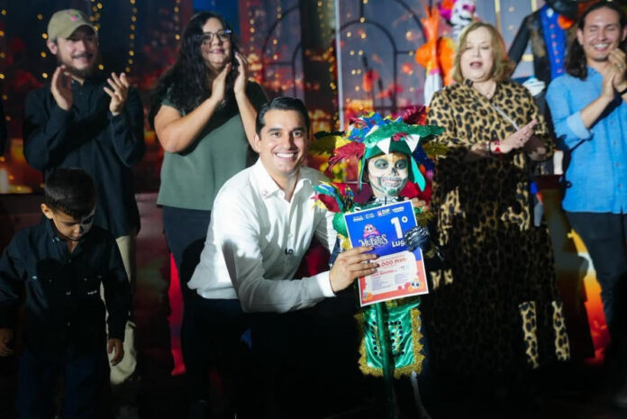 #Hermosillo Premian a ganadores de concurso de altares, catrinas y catrines; el Gran Festival de Día de Muertos finaliza el 4 de noviembre, por parte del Gobierno del Estado.