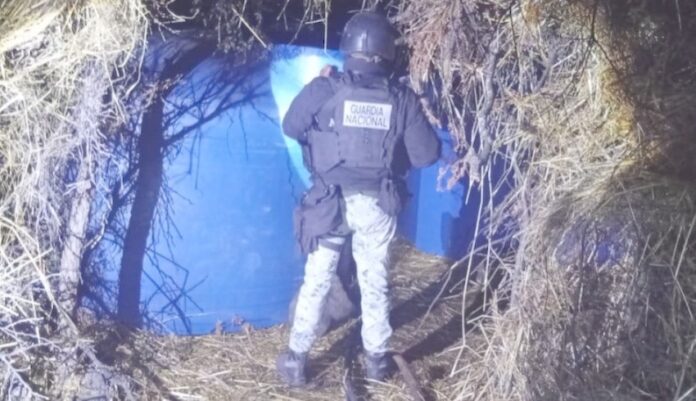 #Nacional Desmantelan centro clandestino de distribución de combustible robado; operativo llevado a cabo por la Guardia Nacional en la ciudad de Pénjamo, Guanajuato.