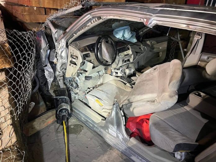 #SLRC Mueren dos jóvenes en accidente de tránsito; exceso de velocidad y alcohol, posibles causas del percance; el auto en el que viajaban se impactó contra una casa, en la madrugada.