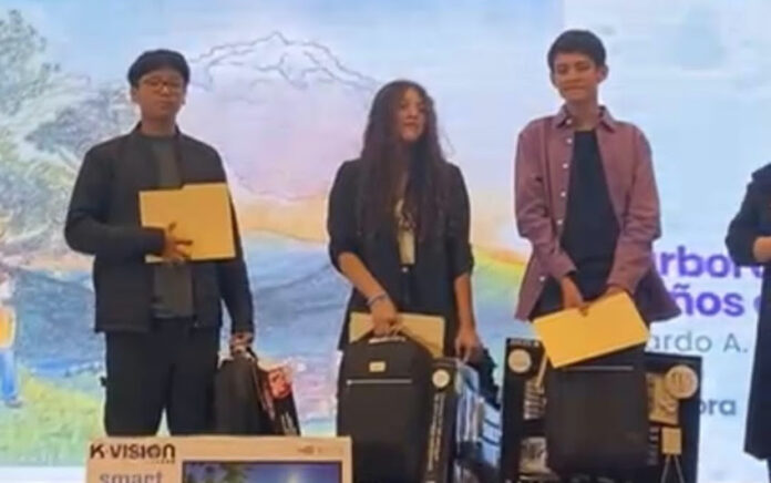 #Navojoa Estudiante de Cecyte obtiene primer lugar en Concurso Nacional de Dibujo y Pintura 2025 “Trazos por la Paz”; estudiante del plantel EMSaD Santa María del Buaraje, representó a Sonora demostrando su talento y compromiso con el arte.