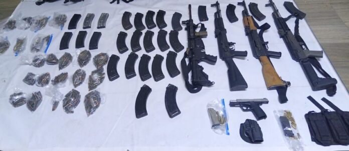 #Navojoa Otro aseguramiento de armas en Navojoa; un detenido; tripulaba una camioneta Jeep Grand Cherokee, modelo 2023, con reporte de robo en EEUU y placas sobrepuestas.